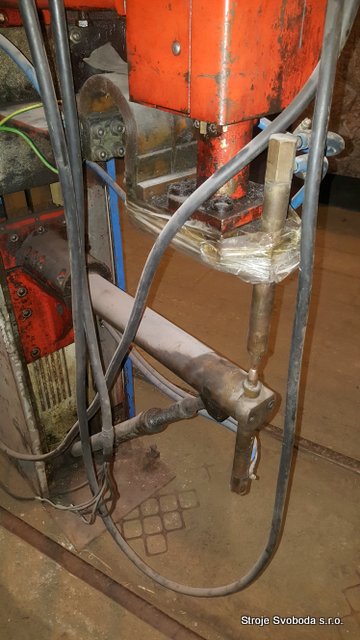 Svářečka bodová BP 40.12 (Svarecka bodova BP 40.12 (5).12 (5).jpg)